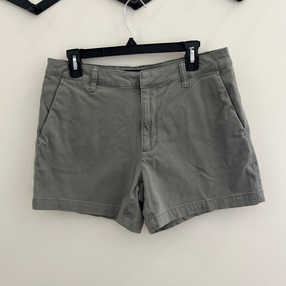 BANANA REPUBLIC- army green chino shorts